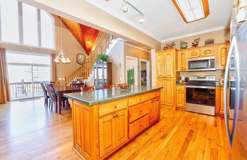 Helen Cabin | Luxury Mtn View Chalet - Spacious Chalet with Mega Mountain Views