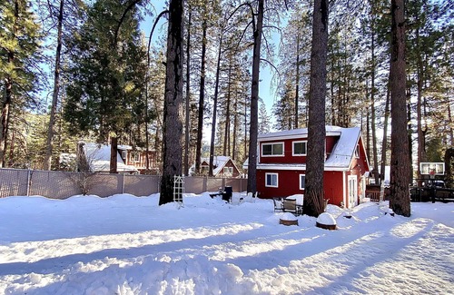 Idyllwild Cabin | Luxury Musical Cottage-WALK TO TOWN-Huge Master BR