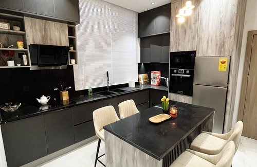 Greenhill House | Luxury n4.5-Bed, 4.5-Bath Home in Gated Community with Reverse Osmosis for Rent.