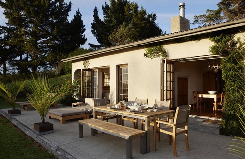 Pataua Cottage | Luxury Nature Retreat with Sea View - Tahi