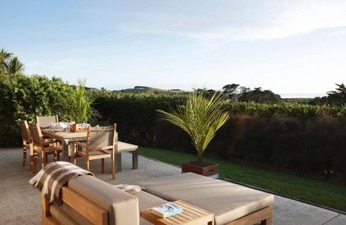 Pataua Cottage | Luxury Nature Retreat with Sea View - Tahi