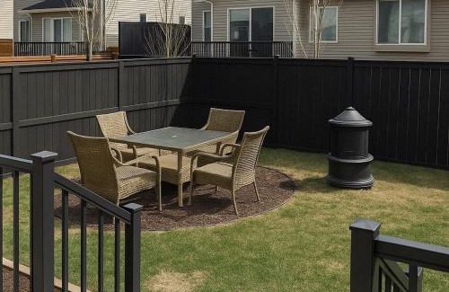 Airdrie Villa | Luxury Nest on 218