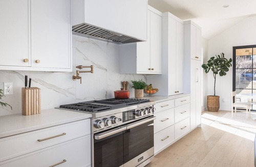 Barths House | Luxury new Large Farmhouse 10 minutes from Downtown + big yard - sleeps 10