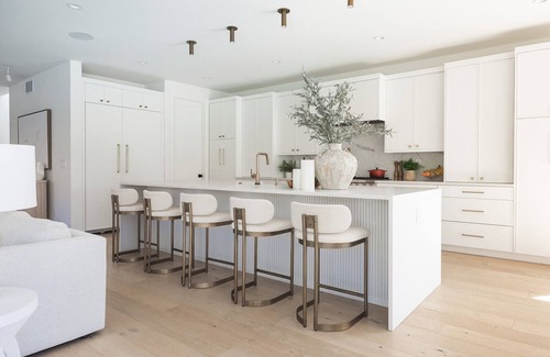 Barths House | Luxury new Large Farmhouse 10 minutes from Downtown + big yard - sleeps 10