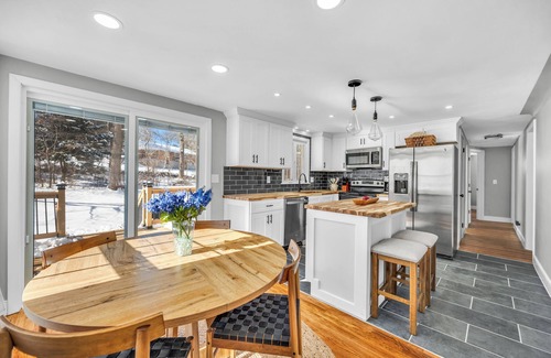 Montville House | Luxury, New, Quiet - King Beds, 5 minutes to Mohegan Sun