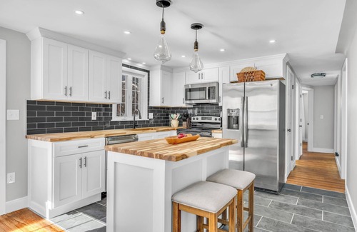 Montville House | Luxury, New, Quiet - King Beds, 5 minutes to Mohegan Sun