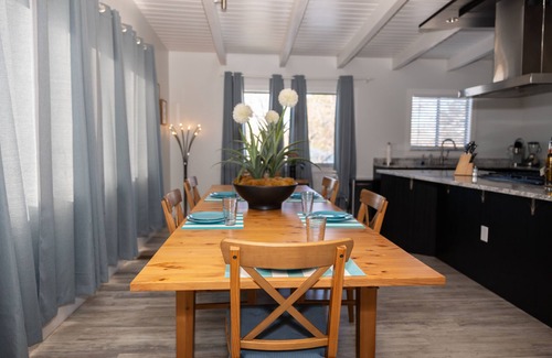 Highland Business Apartment | Luxury Nob Hill apartment w/3 primary bedrooms and chef's kitchen. Pet friendly!