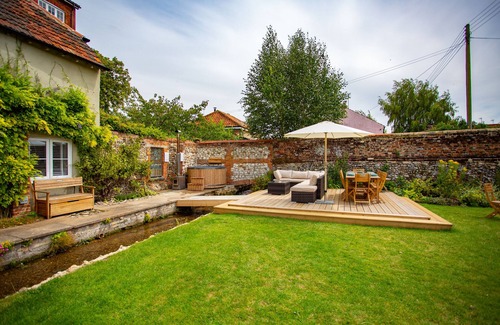South Creake House | Luxury North Norfolk Retreat | Hot Tub & Games Room