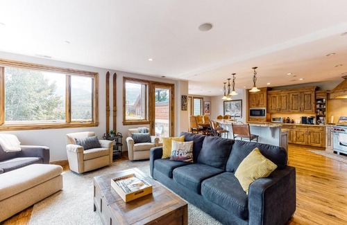 Avon House | Luxury Nottingham Lake Condo