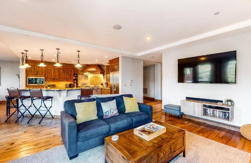 Avon House | Luxury Nottingham Lake Condo