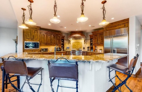 Avon House | Luxury Nottingham Lake Condo