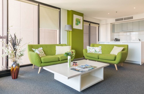 Adelaide Central Business District Hotel | Luxury Oaks Horizons apartment with a pool in the CBD