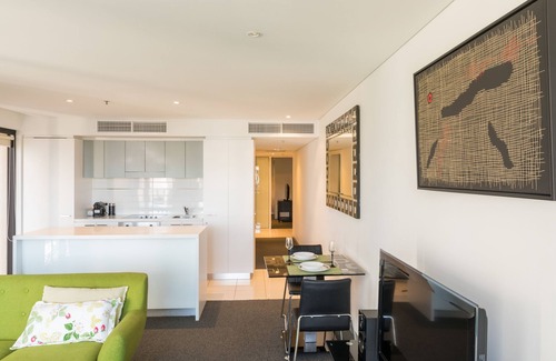Adelaide Central Business District Hotel | Luxury Oaks Horizons apartment with a pool in the CBD