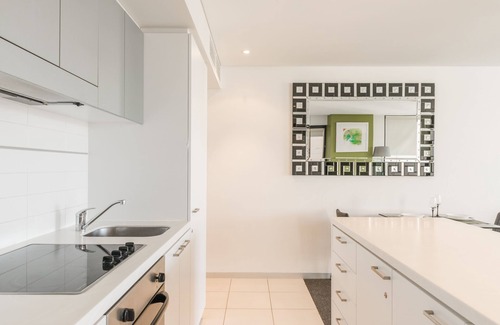 Adelaide Central Business District Hotel | Luxury Oaks Horizons apartment with a pool in the CBD