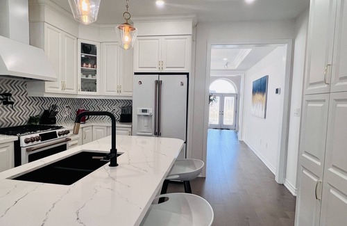 Oakville House | Luxury Oakville Home, Cozy, Hot Tub, Gas Fireplace, 4 Bedrooms, 3.5 Baths
