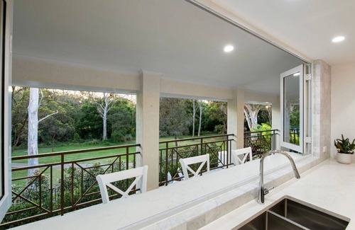 Carindale House | Luxury Oasis in Carindale - Relax, Unwind & Enjoy! Pool, Wifi, AC & Chef Kitchen