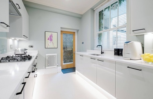 South Kensington Apartment | Luxury Oasis in South Kensington WITH AC