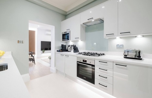 South Kensington Apartment | Luxury Oasis in South Kensington WITH AC