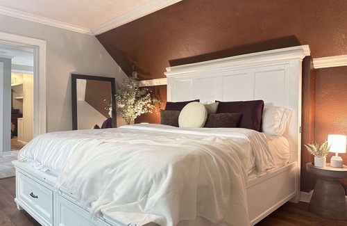 Porter House | Luxury Oasis Retreat in Houston! Main House + Guest House included