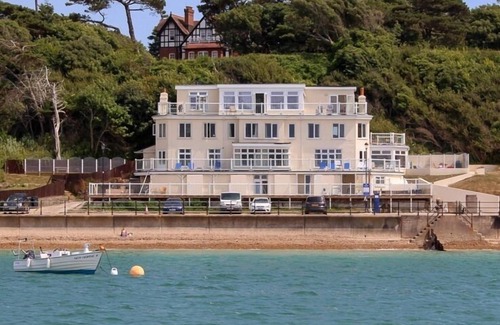 Totland Bay Apartment | Luxury Observation Apartment