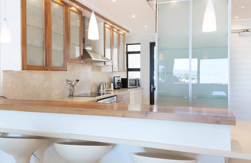 Hermanus City-Centre Apartment | Luxury Ocean-Front Apartment in Historic Hermanus