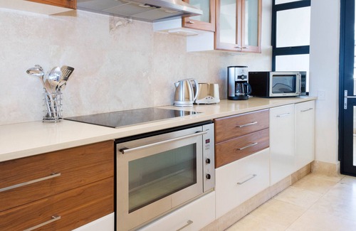 Hermanus City-Centre Apartment | Luxury Ocean-Front Apartment in Historic Hermanus
