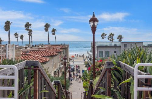 Townsite House | Luxury Ocean View Townhouse Steps to Sandy Beach