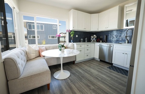 The Strand House | Luxury Oceanfront Bungalow, Steps to Sand, Walk to Pier & Dining