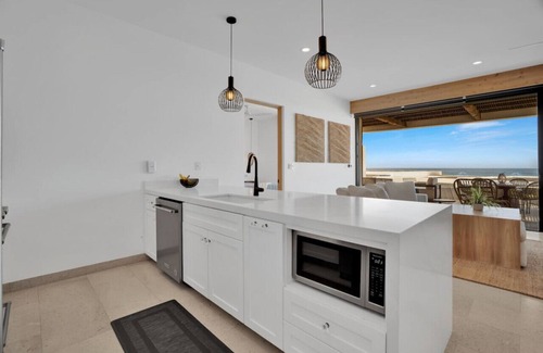 Cerritos Apartment | Luxury Oceanfront Condo with Private Jacuzzi & Resort Amenities