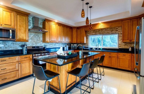 Reading House | Luxury Oceanview 4BR Villa w/Balcony, Pool & BBQ