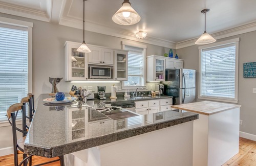 Lincoln Beach House | Luxury Oceanview Townhome Near Beach Access Has Third-Floor King Suite, Hot Tub!