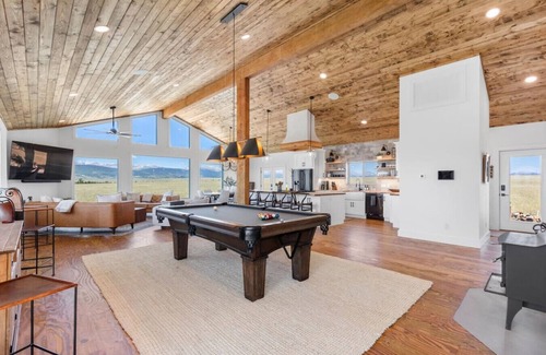 Fairplay House | Luxury Off-Grid Lodge | Views, Games, Pet Friendly
