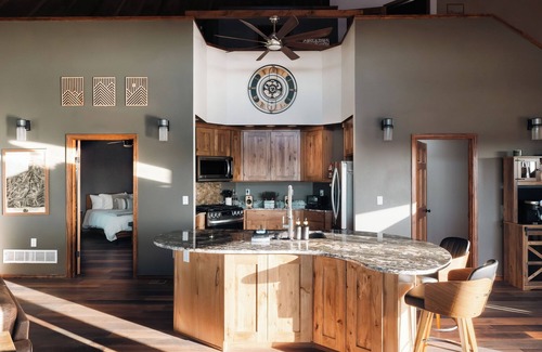 Cripple Creek House | Luxury Off-Grid Yurt: Hot Tub, Epic Views, WiFi, 10 Mins from Cripple Creek!