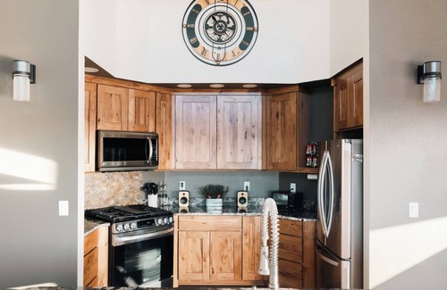Cripple Creek House | Luxury Off-Grid Yurt: Hot Tub, Epic Views, WiFi, 10 Mins from Cripple Creek!
