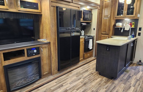 Parkland County House | Luxury Offgrid RV with AC in Lac Ste Anne County