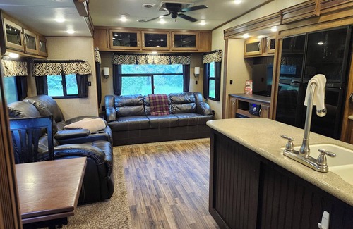 Parkland County House | Luxury Offgrid RV with AC in Lac Ste Anne County