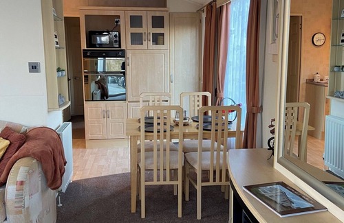 Tunstall House | Luxury on a budget - Sea view 2 bed Caravan Puffin 14