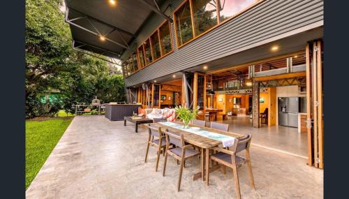 Yungaburra House | Luxury on Lake Tinaroo Lakefront Living