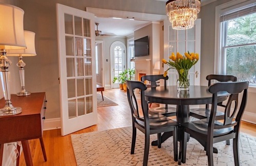 Richmond Apartment | Luxury On Main/East