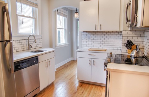 Richmond Apartment | Luxury on Main/South