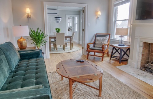 Richmond Apartment | Luxury on Main/West