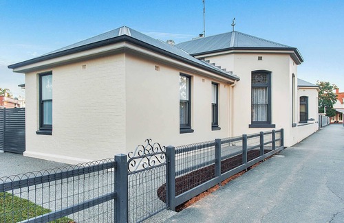 Echuca House | Luxury on the Esplanade - Echuca Holiday Homes
