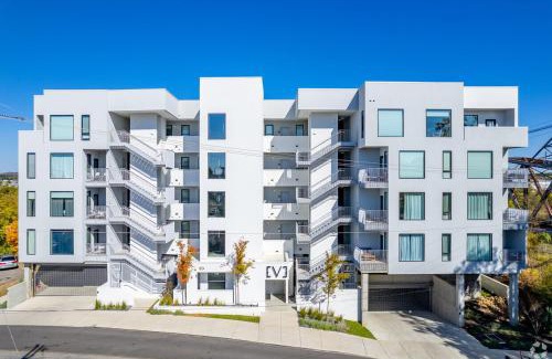 North Capitol Apartment | Luxury on the River 4 Beds 2.5 Bath, Walk to Downtown