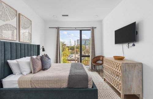 North Capitol Apartment | Luxury on the River 4 Beds 2.5 Bath, Walk to Downtown