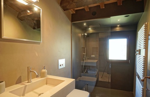 Montone Apartment | Luxury one bedroom apartment in the main Piazza of historic Montone
