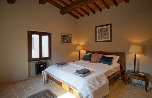 Montone Apartment | Luxury one bedroom apartment in the main Piazza of historic Montone