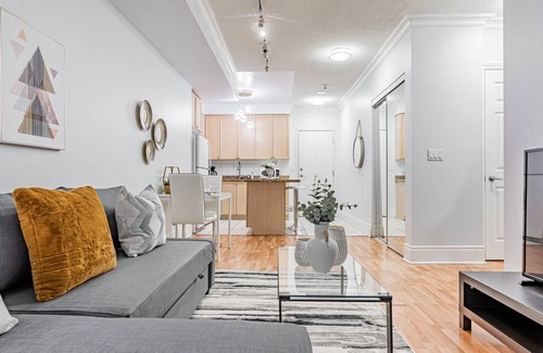 Downtown Mississauga Condo | LUXURY ONE BEDROOM CONDO NEAR SQUARE ONE / PAKING