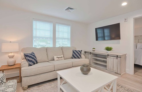 Plymouth Cultural District Apartment | Luxury One Bedroom Condo (625S.F.)