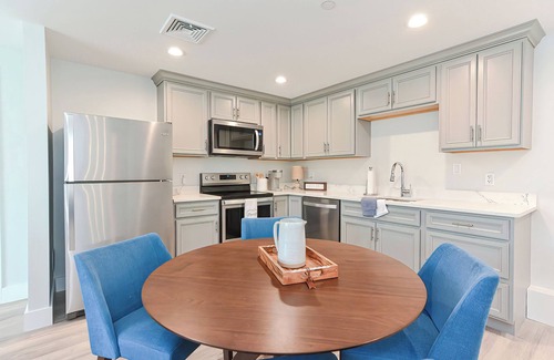 Plymouth Cultural District Apartment | Luxury One Bedroom Condo (625S.F.)