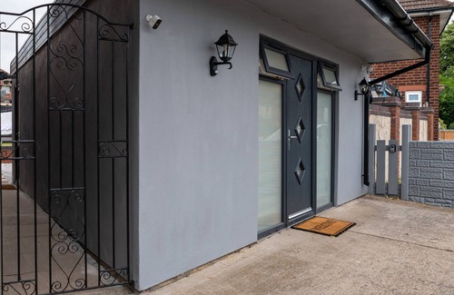 Walsall House | Luxury one bedroom guesthouse M6, JUNCTION 10